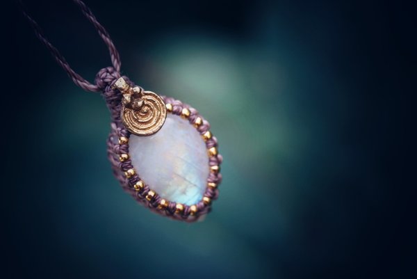 mystisches Regenbogenmondstein Amulett - Lebensspirale - klein und groß