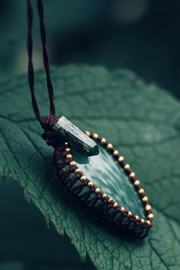 Kraft-Amulett inneres Gleichgewicht - Jade mit Diopsid
