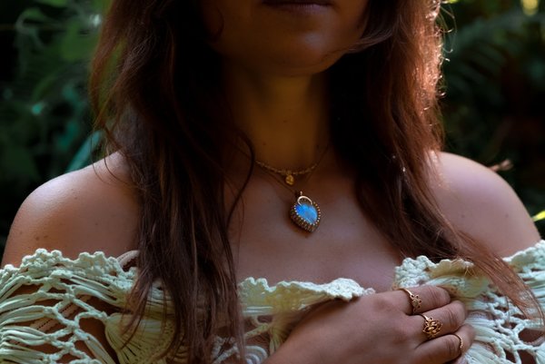 Amulett Regenbogenmondstein "Intuitive Kraft - Stein der Weiblichkeit - Gefühlsausdruck"