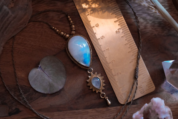 Regenbogenmondstein Amulette in Messing "Intuitive Kraft - Stein der Weiblichkeit - Gefühlsausdruck"