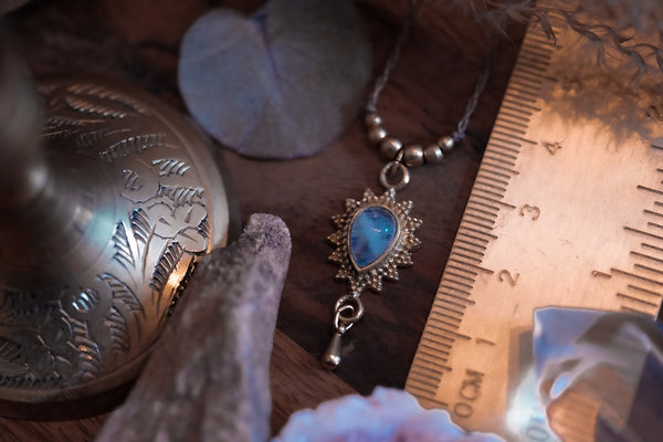 Regenbogenmondstein Amulette in Messing "Intuitive Kraft - Stein der Weiblichkeit - Gefühlsausdruck"
