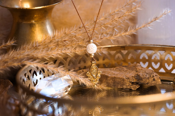 LAVA Diffuser Kette (natur/kleinere Perle) - "Duftschmuck - erdend - Tatendrang - inneres Feuer"